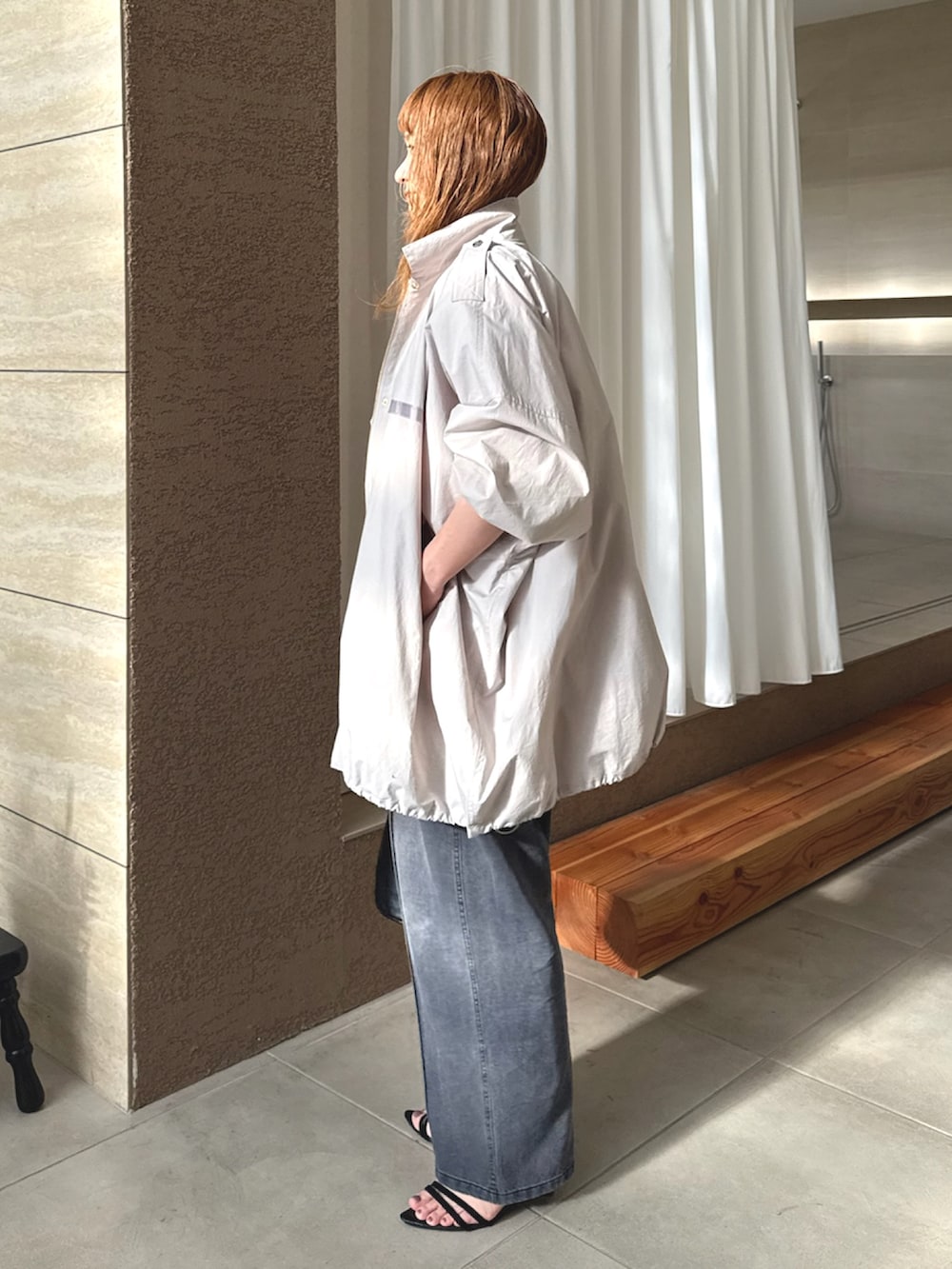 グレー系のモッズコートを着用したレディースの春コーディネートの2枚目の写真