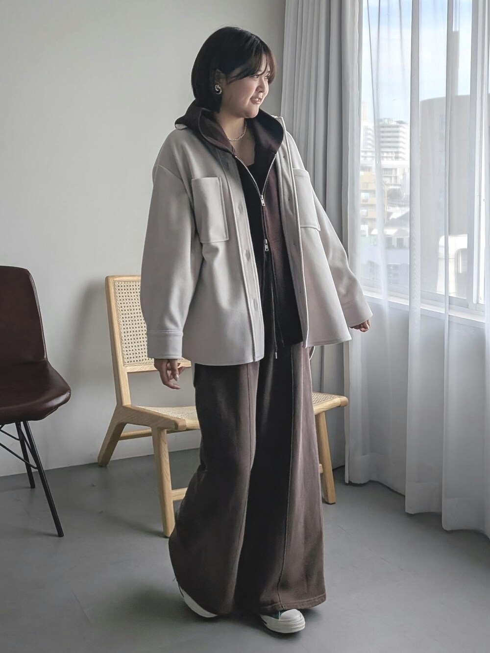ブラウン系のパーカー、ブラウン系のスウェットパンツ、ベージュ系のその他アウターを着用したレディースの秋コーディネートの2枚目の写真