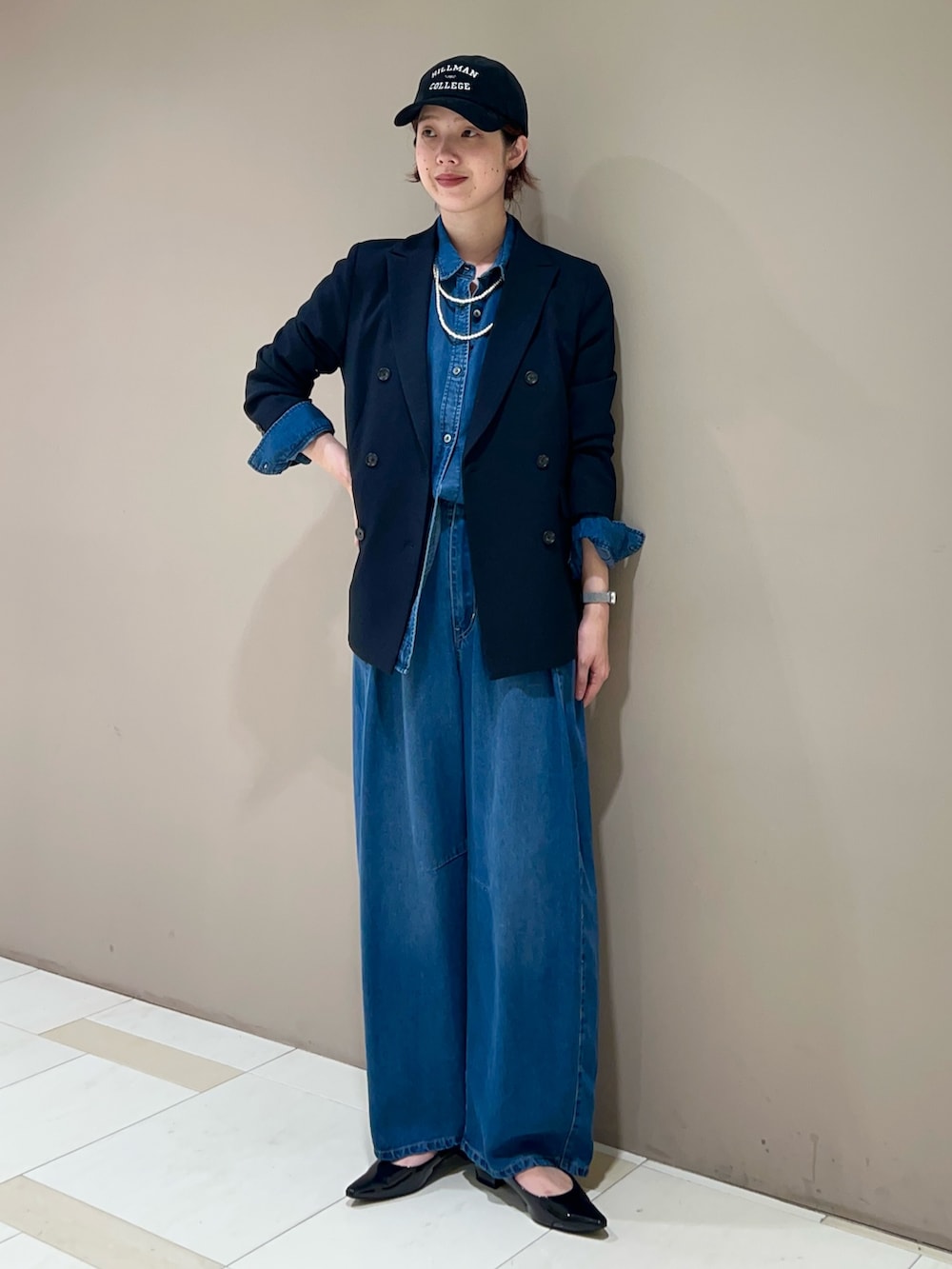 ブルー系のシャツ/ブラウス、ブルー系のデニムパンツを着用したレディースの秋コーディネートの2枚目の写真