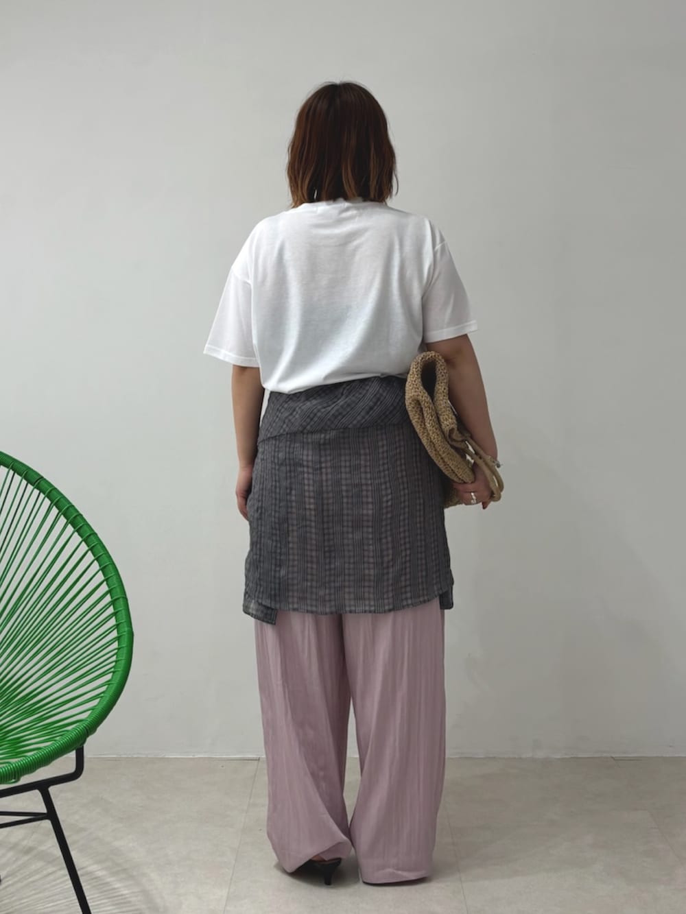 ピンク系のその他パンツ、ホワイト系のTシャツ/カットソー、グレー系のシャツ/ブラウスを着用したレディースの夏コーディネートの3枚目の写真
