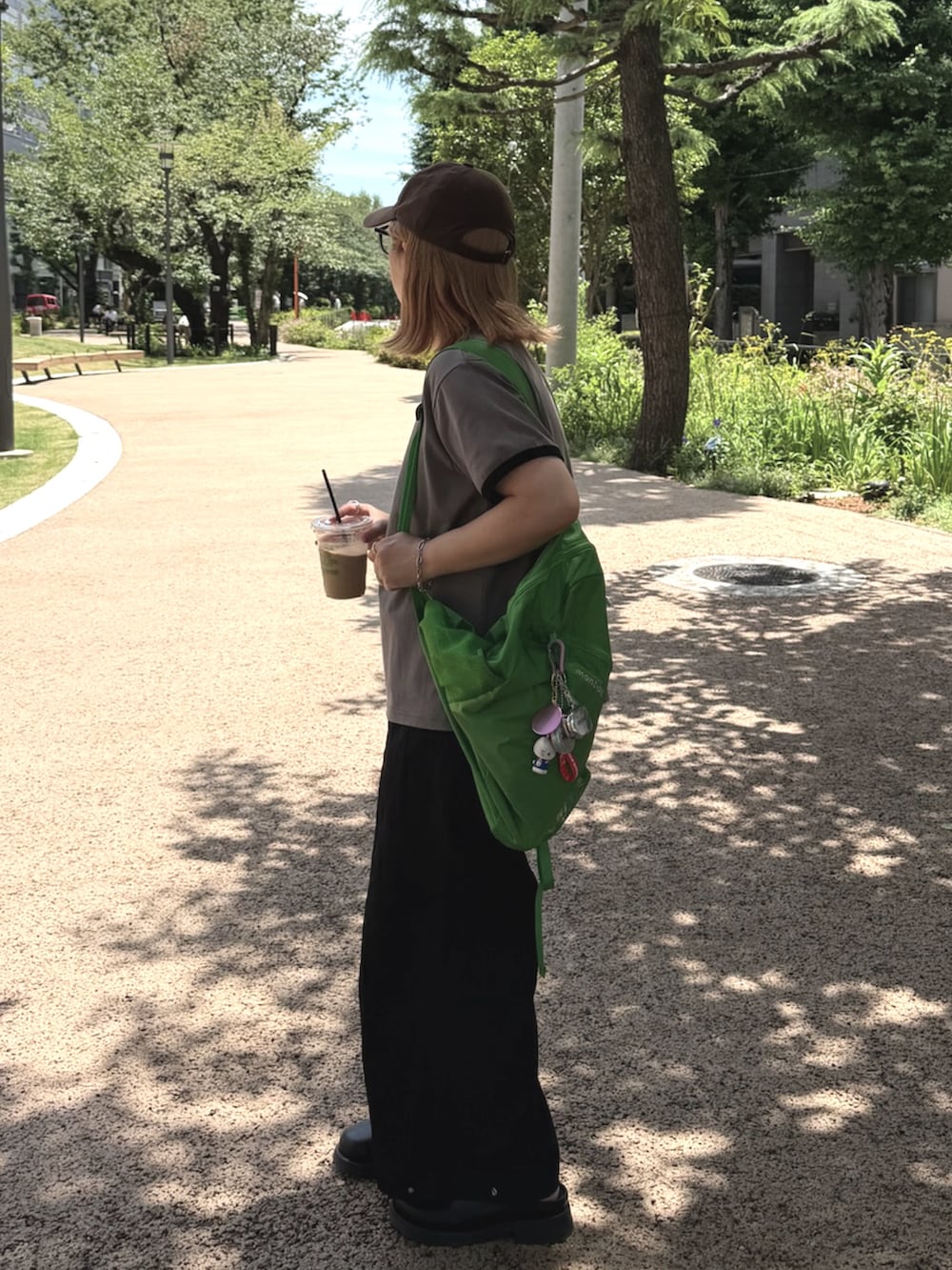 グレー系のTシャツ/カットソーを着用したレディースの夏コーディネートの2枚目の写真