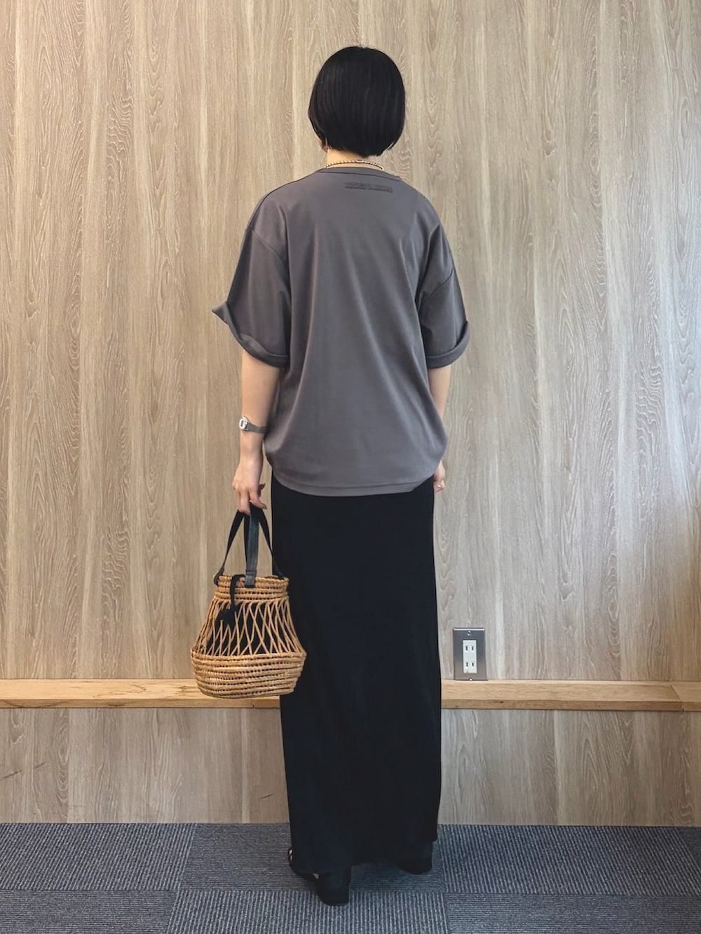 グレー系のTシャツ/カットソー、ブラック系のスカートを着用したレディースの夏コーディネートの3枚目の写真