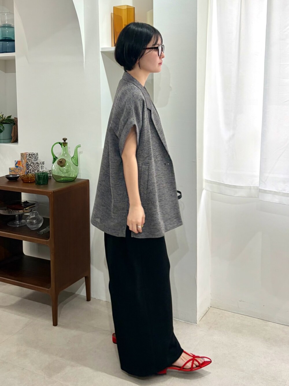 ブラック系のその他アウター、ブラック系のTシャツ/カットソー、ブラック系のスカートを着用したレディースの夏コーディネートの2枚目の写真