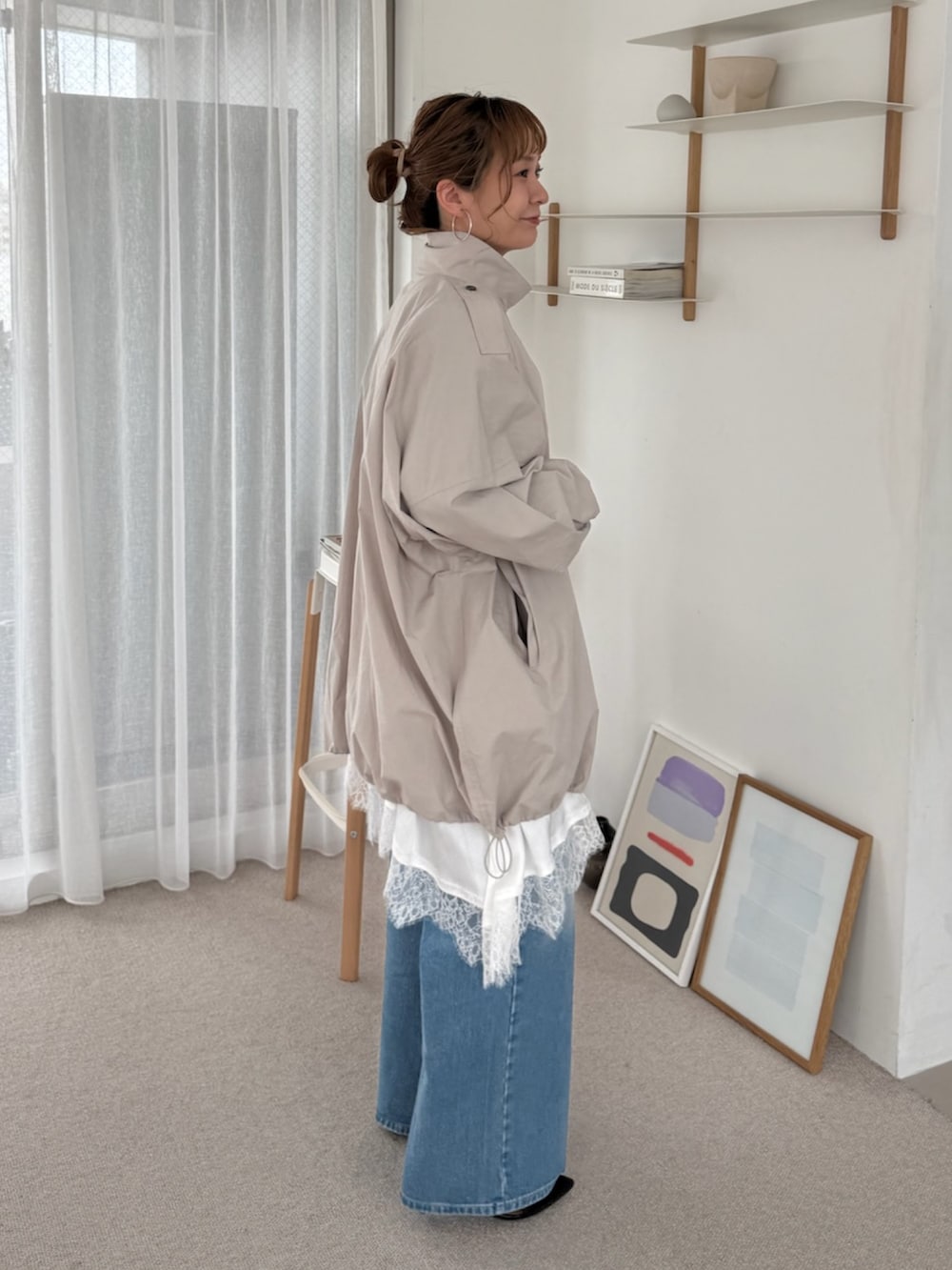 グレー系のモッズコート、ブルー系のシャツ/ブラウス、ホワイト系のシャツ/ブラウスを着用したレディースの冬コーディネートの2枚目の写真