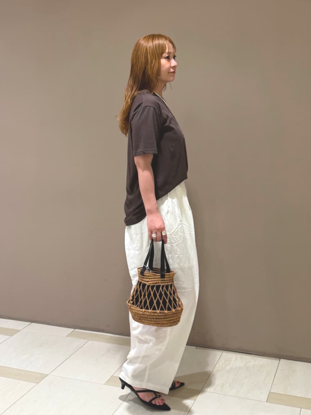 ホワイト系のその他パンツ、ブラウン系のTシャツ/カットソーを着用したレディースの夏コーディネートの3枚目の写真