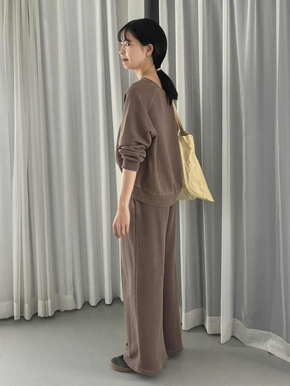 ブラウン系のスウェット、ブラウン系のスウェットパンツを着用したレディースの秋コーディネートの2枚目の写真