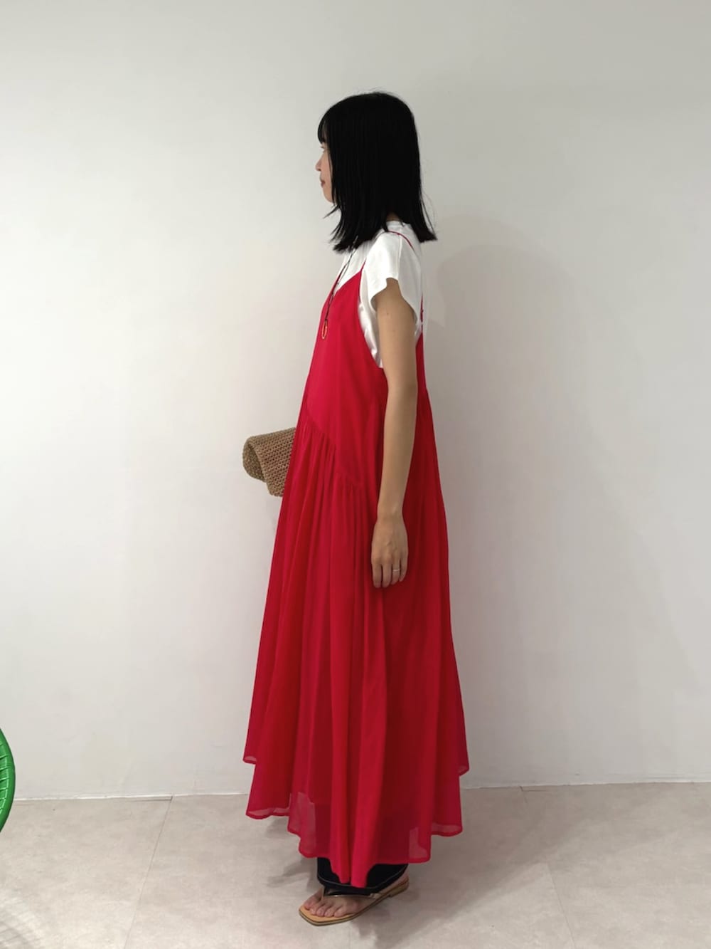 ホワイト系のTシャツ/カットソー、レッド系のワンピースを着用したレディースの夏コーディネートの2枚目の写真