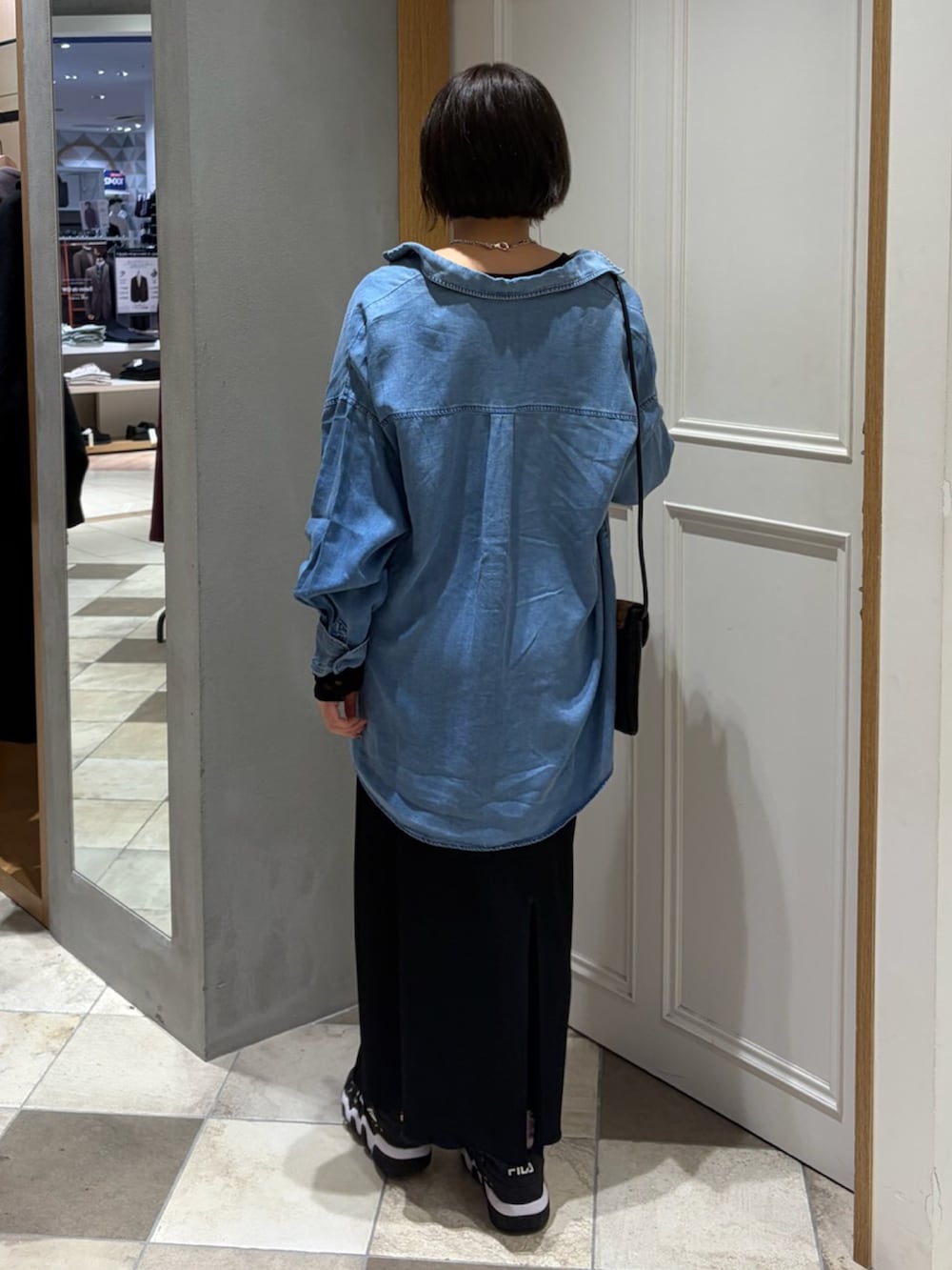 ブルー系のシャツ/ブラウス、ブラック系のスカート、ブラック系のTシャツ/カットソーを着用したレディースの春コーディネートの3枚目の写真