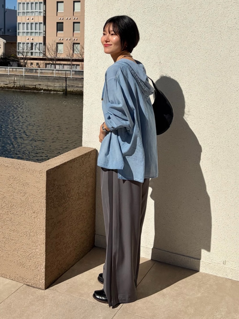 ブルー系のシャツ/ブラウス、グレー系のその他パンツを着用したレディースの春コーディネートの2枚目の写真