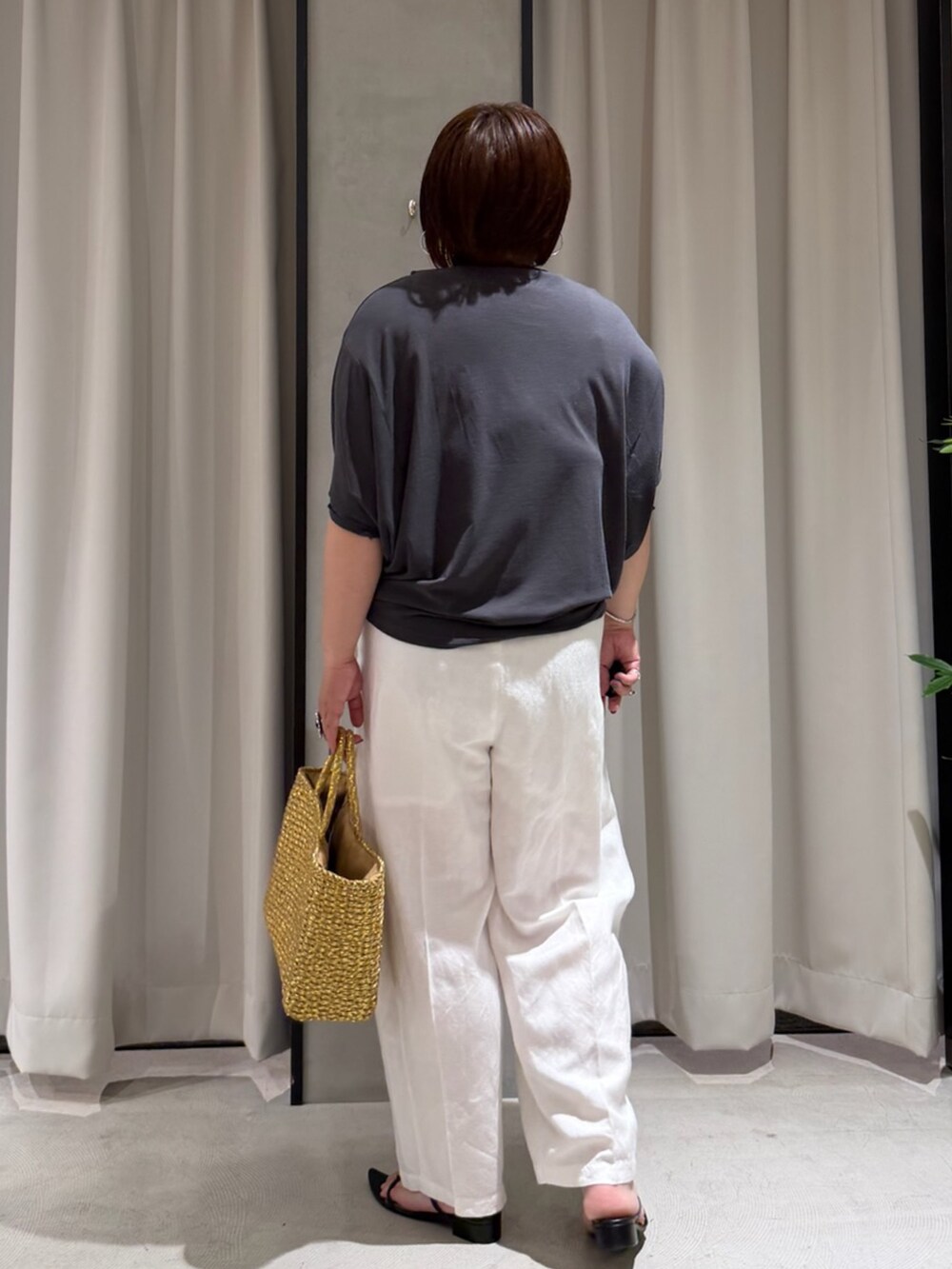 グレー系のTシャツ/カットソー、ホワイト系のその他パンツを着用したレディースの夏コーディネートの3枚目の写真