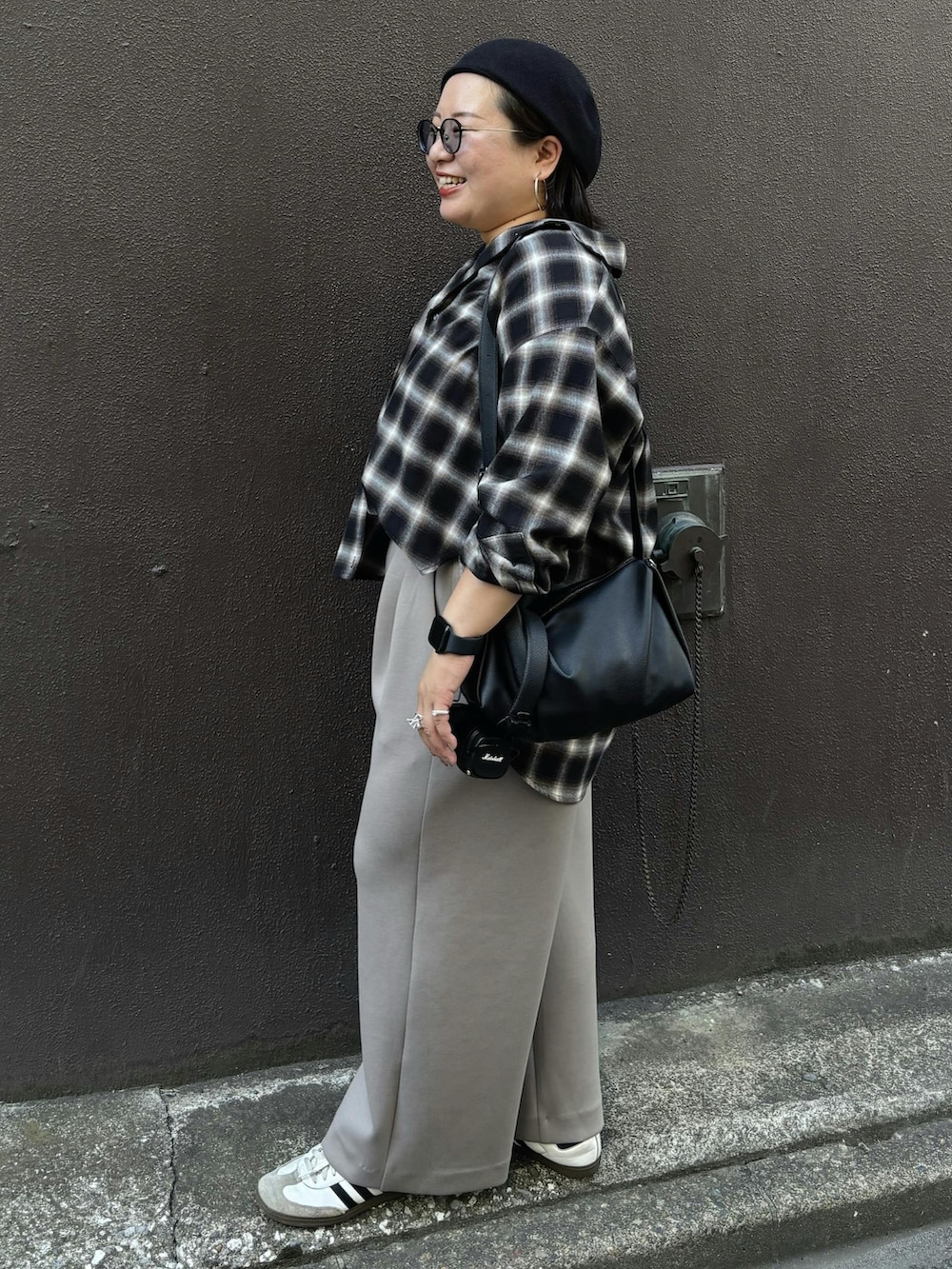 ブラック系のシャツ/ブラウス、ブラウン系のその他パンツを着用したレディースの秋コーディネートの2枚目の写真