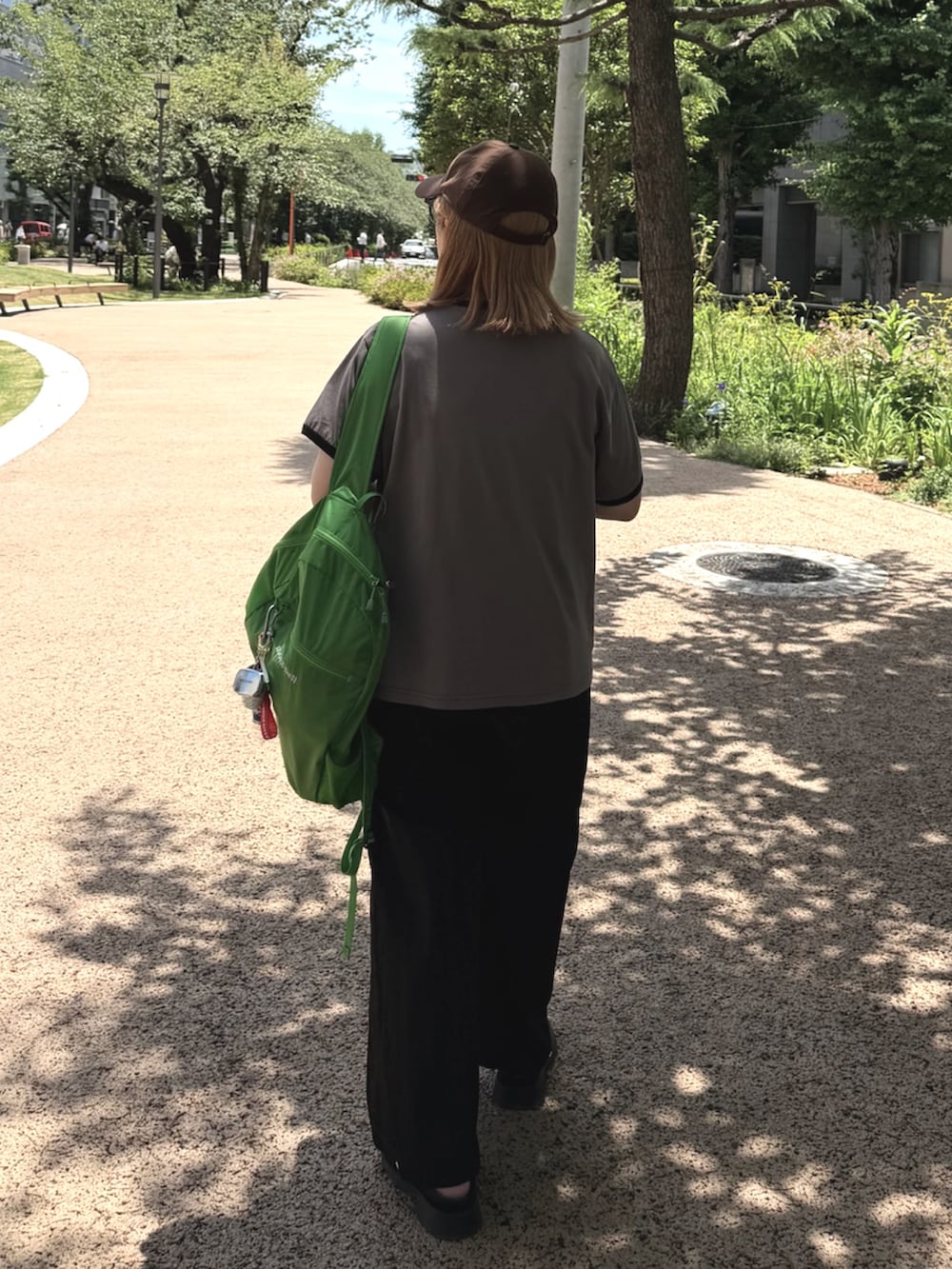 グレー系のTシャツ/カットソーを着用したレディースの夏コーディネートの3枚目の写真