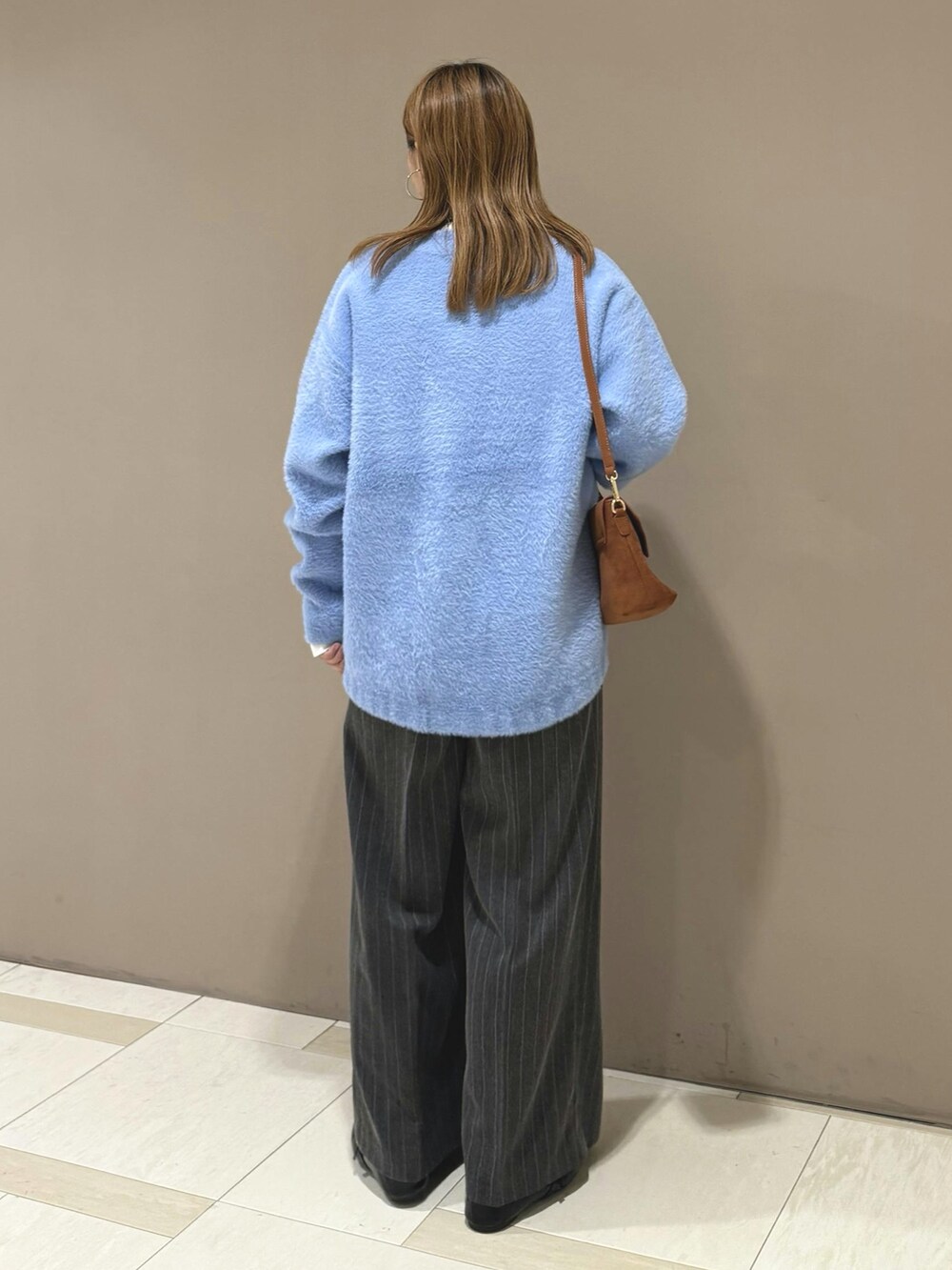 グレー系のその他パンツ、ブルー系のカーディガン/ボレロを着用したレディースの秋コーディネートの3枚目の写真