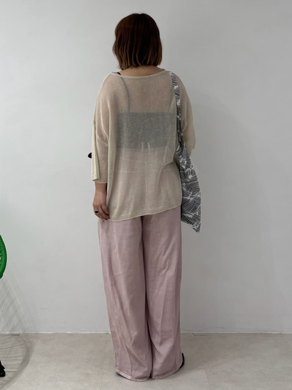 ピンク系のその他パンツ、ホワイト系のニット/セーターを着用したレディースの夏コーディネートの3枚目の写真
