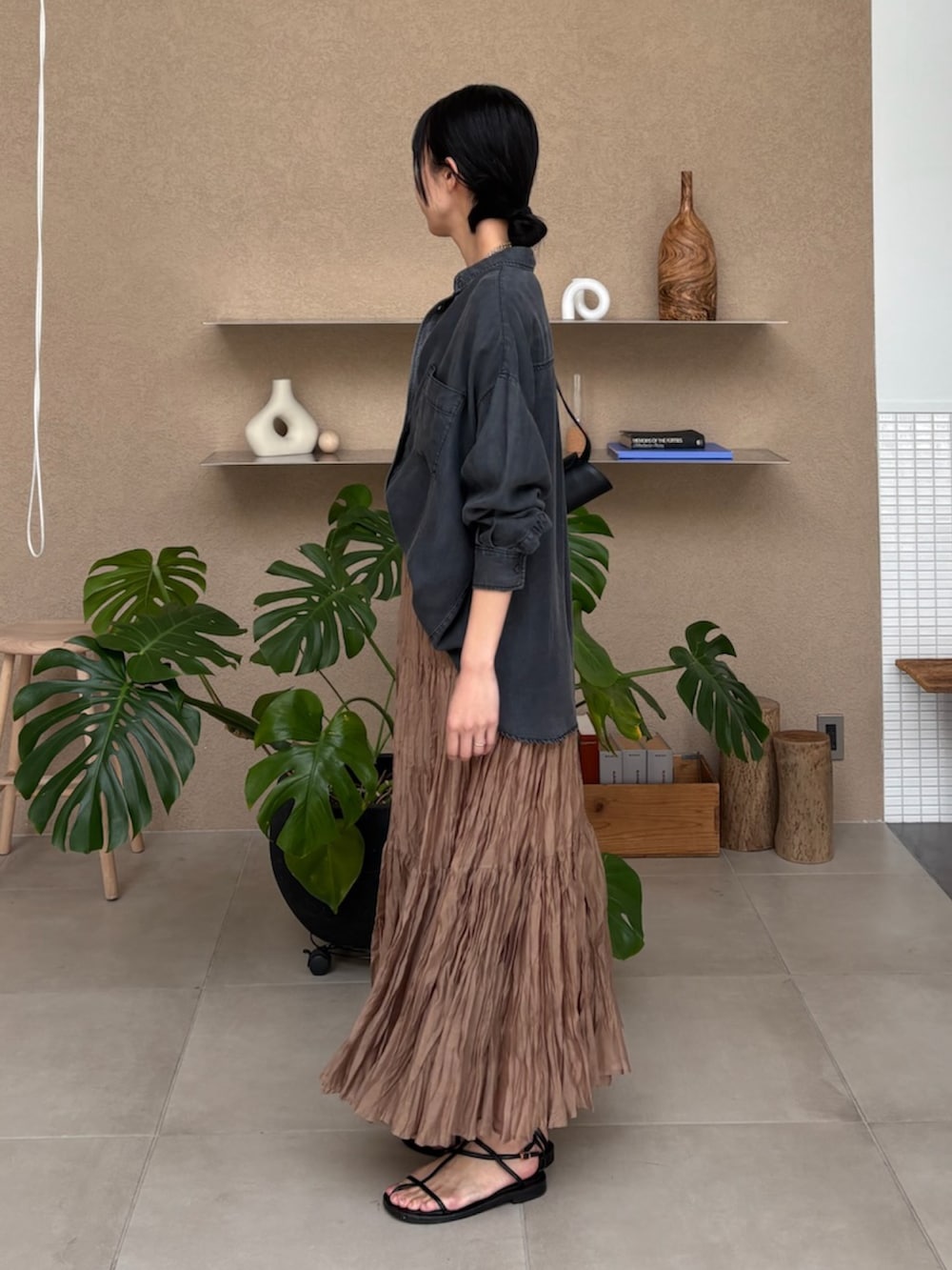 グレー系のシャツ/ブラウス、イエロー系のスカートを着用したレディースの春コーディネートの2枚目の写真