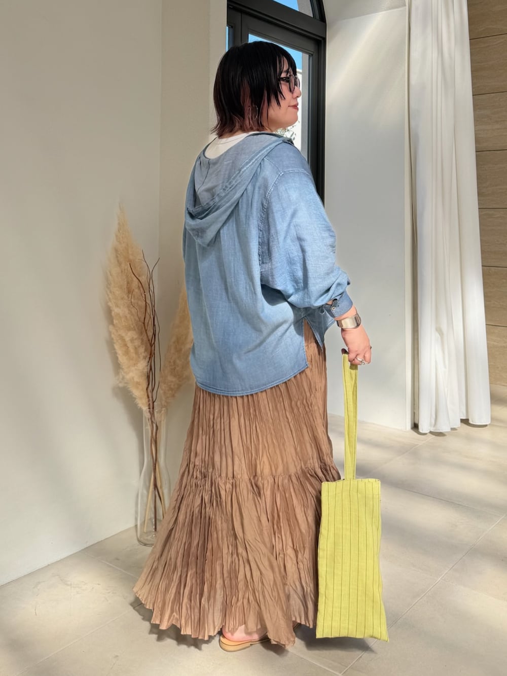 ブルー系のシャツ/ブラウス、イエロー系のスカートを着用したレディースの春コーディネートの2枚目の写真