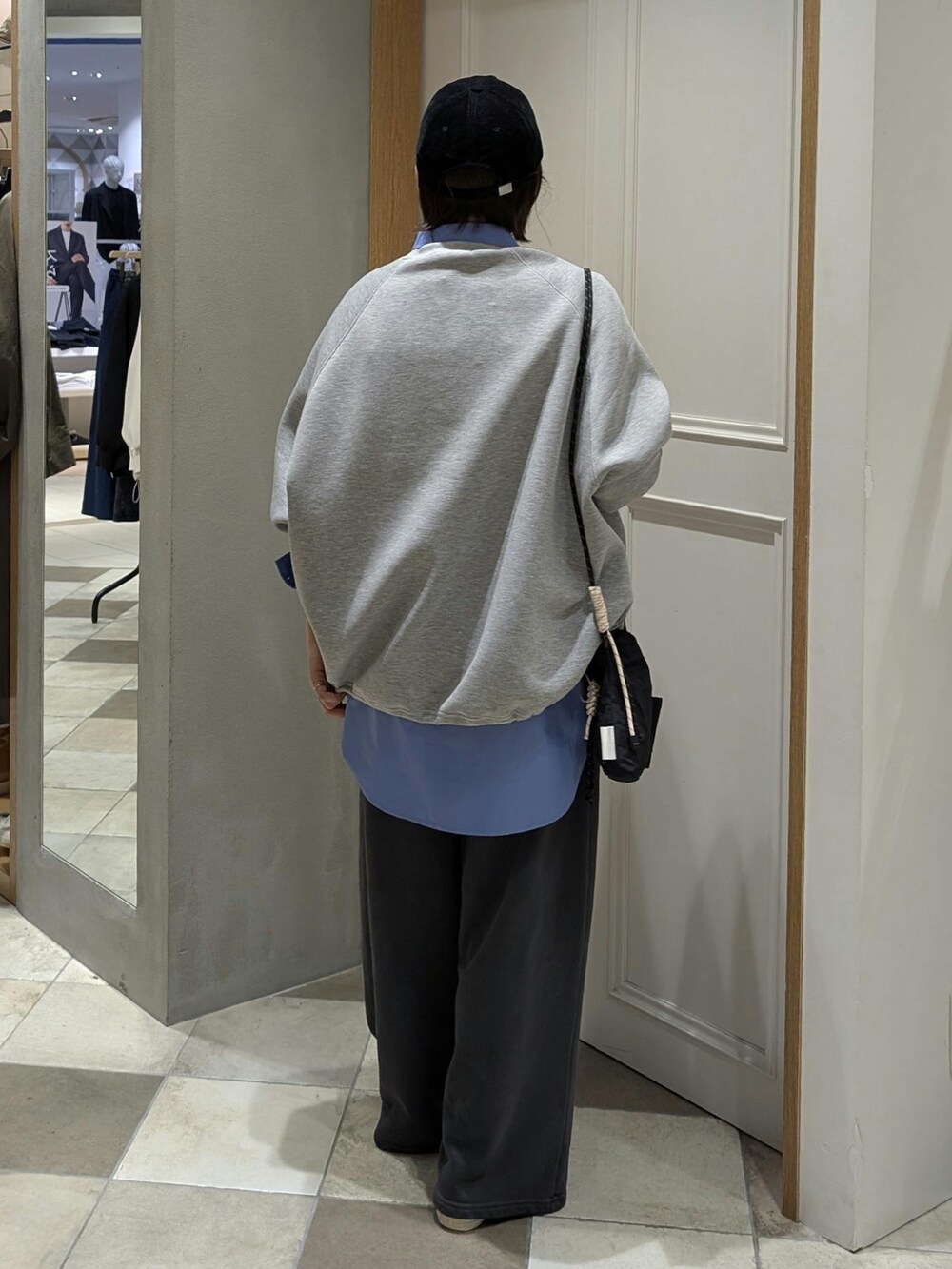 グレー系のTシャツ/カットソー、グレー系のスウェットパンツ、ブラック系のキャップを着用したレディースの秋コーディネートの3枚目の写真