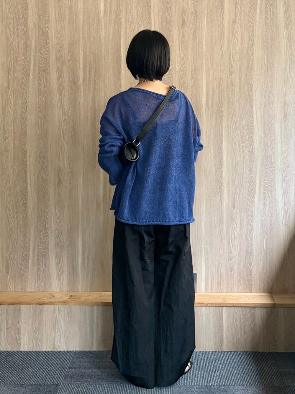 ブルー系のニット/セーターを着用したレディースの夏コーディネートの3枚目の写真