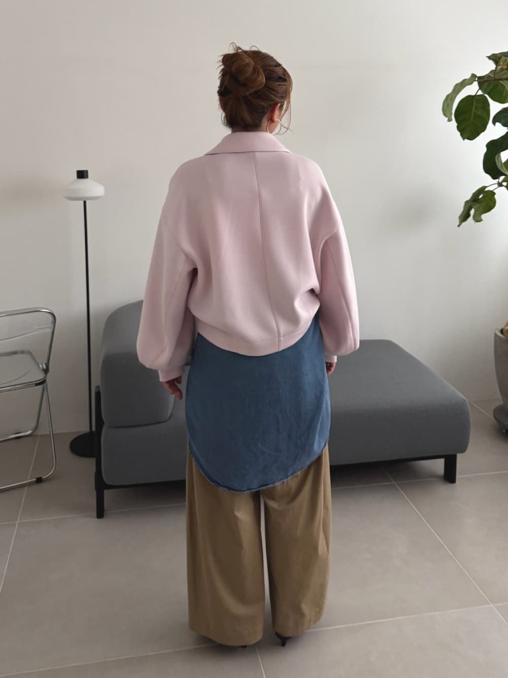 ピンク系のブルゾン、ブルー系のシャツ/ブラウス、ベージュ系のその他パンツを着用したレディースの冬コーディネートの3枚目の写真
