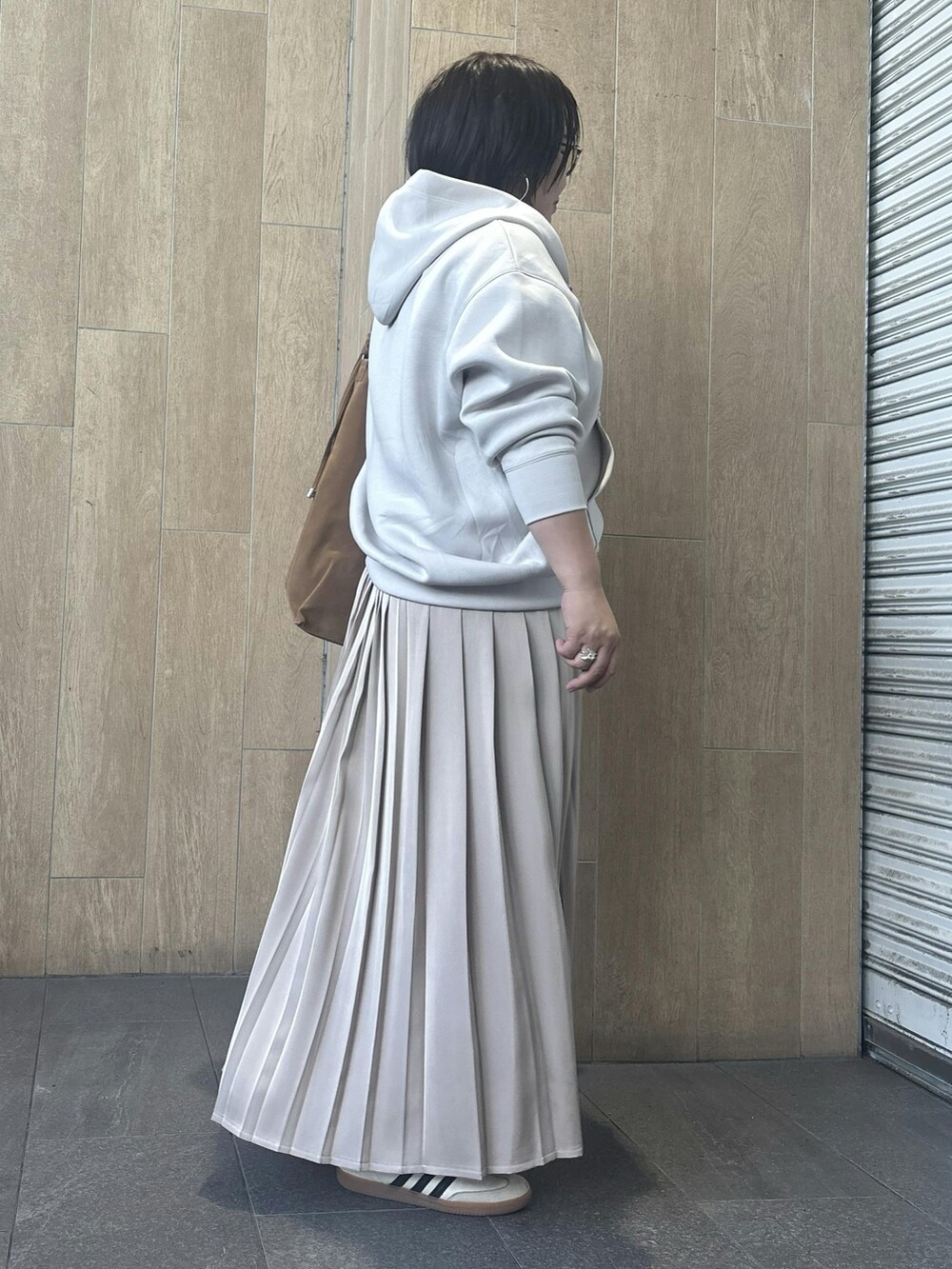 ベージュ系のパーカー、ベージュ系のスカートを着用したレディースの秋コーディネートの2枚目の写真