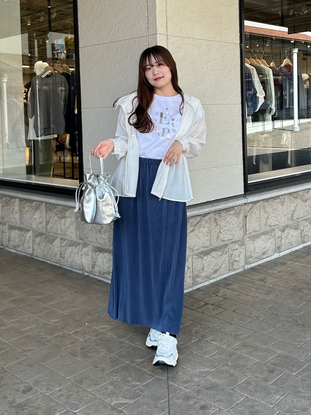 「Tシャツ、シア―ブルゾン、ぺプラム、スカート、ナロースカート、cheztoi、シェトワ、春コーデ」｜「Chez toiのランダムロゴフレンチスリーブT（Tシャツ/カットソー、ホワイト系）」を使った、momoさん（骨格ウェーブ・レディース・159cm）の春コーディネートの3枚目の写真