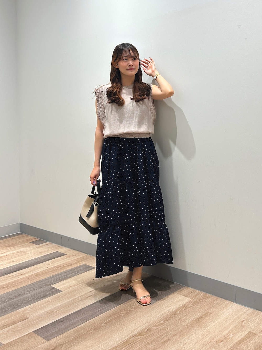 「シアートップス、夏ルックで気分アップ、夏コーデ、韓国ファッション、ノースリーブ、サンダル、お出かけコーデ、夏ファッション、きれいめコーデ、ガーリーコーデ、大人ガーリー、モノトーンコーデ、テーマパークコーデ、ootd、モノトーン」｜「Chez toiのドットキャミワンピース（ワンピース、ブルー系）」を使った、momoさん（骨格ナチュラル・レディース・159cm）の夏コーディネートの3枚目の写真