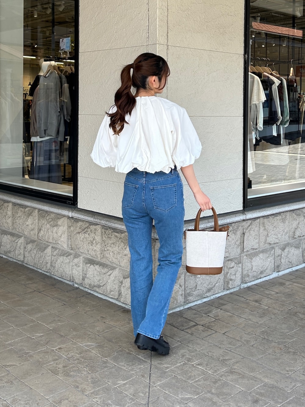 「cheztoi、シェトワ、バルーンシルエット、バルーンブラウス、ブラウス、ブラウス×デニム、デニムコーデ、サングラス、春夏コーデ、きれいめカジュアル、デニム、モノトーン、ローファー、フレアデニム」｜「Chez toiのショートギャザーバルーンブラウス（シャツ/ブラウス、ホワイト系）」を使った、momoさん（骨格ウェーブ・レディース・159cm）の春コーディネートの2枚目の写真