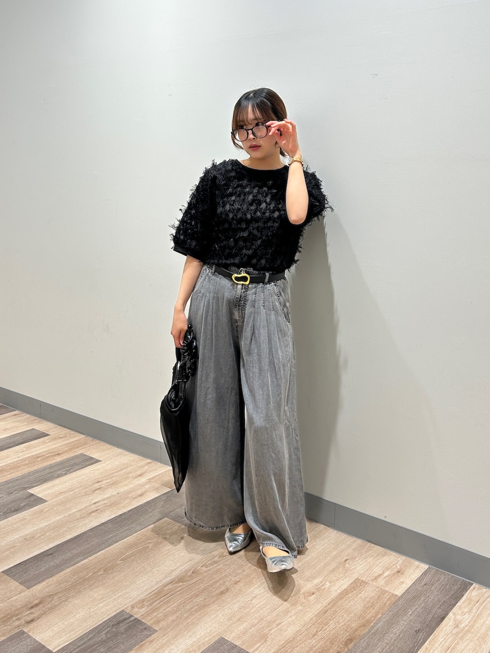 「cheztoi、シェトワ、ブラウス、ブラウス×パンツ、ブラウスコーデ、フリンジブラウス、シアーブラウス、メガネ女子」｜「Chez toiのシアーフリンジブラウス（シャツ/ブラウス、ブラック系）」を使った、momoさん（骨格ウェーブ・レディース・159cm）の春コーディネートの4枚目の写真