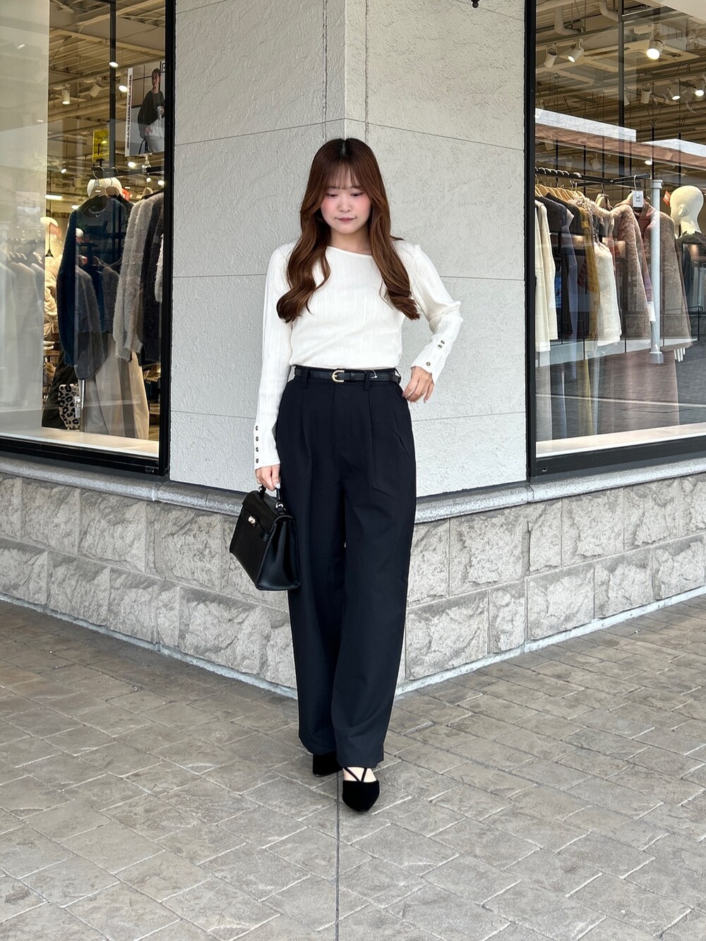 ホワイト系のニット/セーター、ブラック系のその他パンツ、ブラック系のパンプスを着用したレディースの秋コーディネートの4枚目の写真