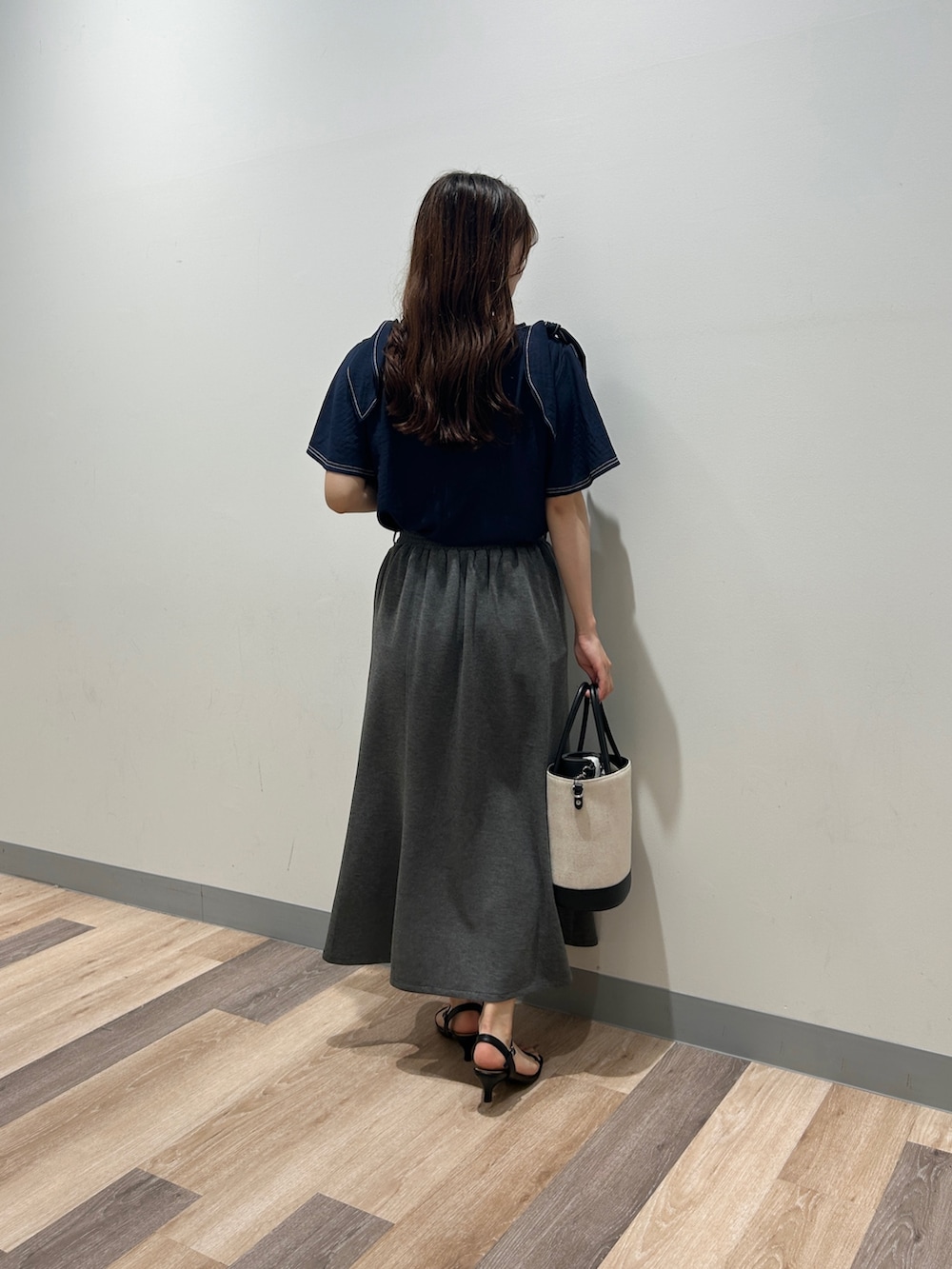 「夏ルックで気分アップ、今日のメイク、お出かけコーデ、シンプルコーデ、きれいめカジュアル、夏コーデ、韓国ファッション、大人ファッション、オトナカワイイ、キレイめコーデ、パンツコーデ、シンプルカジュアル、シンプルスタイル、スカートコーデ、グレー」｜「Chez toiの肩リボンブラウス（シャツ/ブラウス、ブルー系）」を使った、momoさん（骨格ナチュラル・レディース・159cm）の夏コーディネートの3枚目の写真