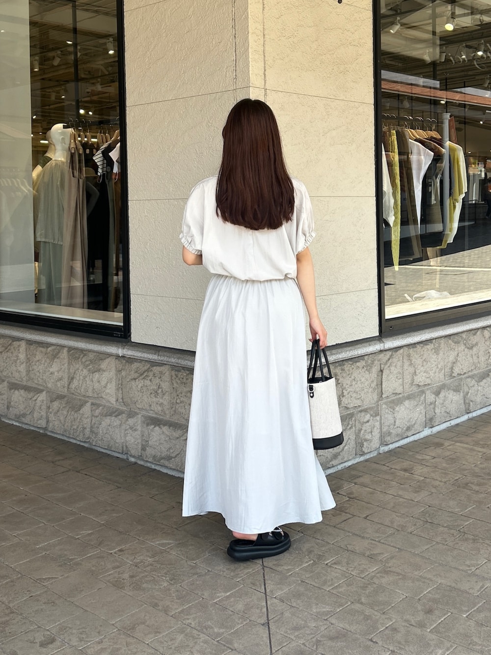 「ボリュームブラウス、フレアスカート、セットアイテム、セットアップ、着回し、着回しコーデ、着回し抜群、垢抜けコーデ、大人可愛い、キレイめ可愛い、159cmコーデ」｜「Chez toiの綿麻バケツショルダー（トートバッグ、ブラック系）」を使った、momoさん（骨格ウェーブ・レディース・159cm）の夏コーディネートの2枚目の写真