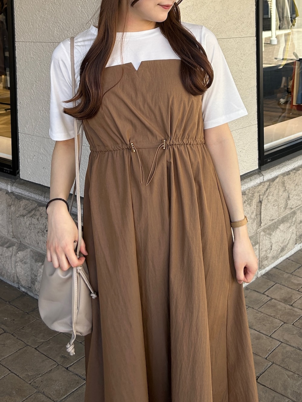 「cheztoi、シェトワ、ワンピース、サンダル、ビジューサンダル、ブラウンコーデ、ベージュコーデ、キャップ女子、キャップ、厚底サンダル、ビスチェ風、ビスチェワンピース、ドッキングワンピ、カジュアルコーデ、カジュアルガーリー」｜「Chez toiのビスチェ見えドッキングワンピース（ワンピース、ブラウン系）」を使った、momoさん（骨格ウェーブ・レディース・159cm）の春コーディネートの3枚目の写真