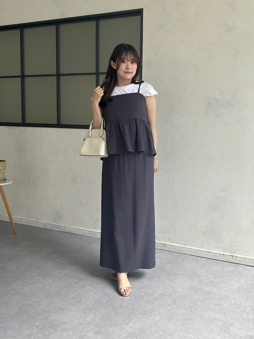 「サンダル、夏コーデ、白Tシャツ、韓国ファッション、ロングスカート、きれいめカジュアル、お出かけコーデ、きれいめコーデ、レディースファッション、デイリーカジュアル、ロングワンピース、150cm台コーデ、大人カジュアルコーデ、通勤スタイル、カジュアルガーリー」｜「Chez toiの【着回し力抜群】【大人かわいく体型カバー】キャミペプラム×タイトスカート（ワンピース、グレー系）」を使った、momoさん（骨格ナチュラル・レディース・159cm）の夏コーディネートの3枚目の写真