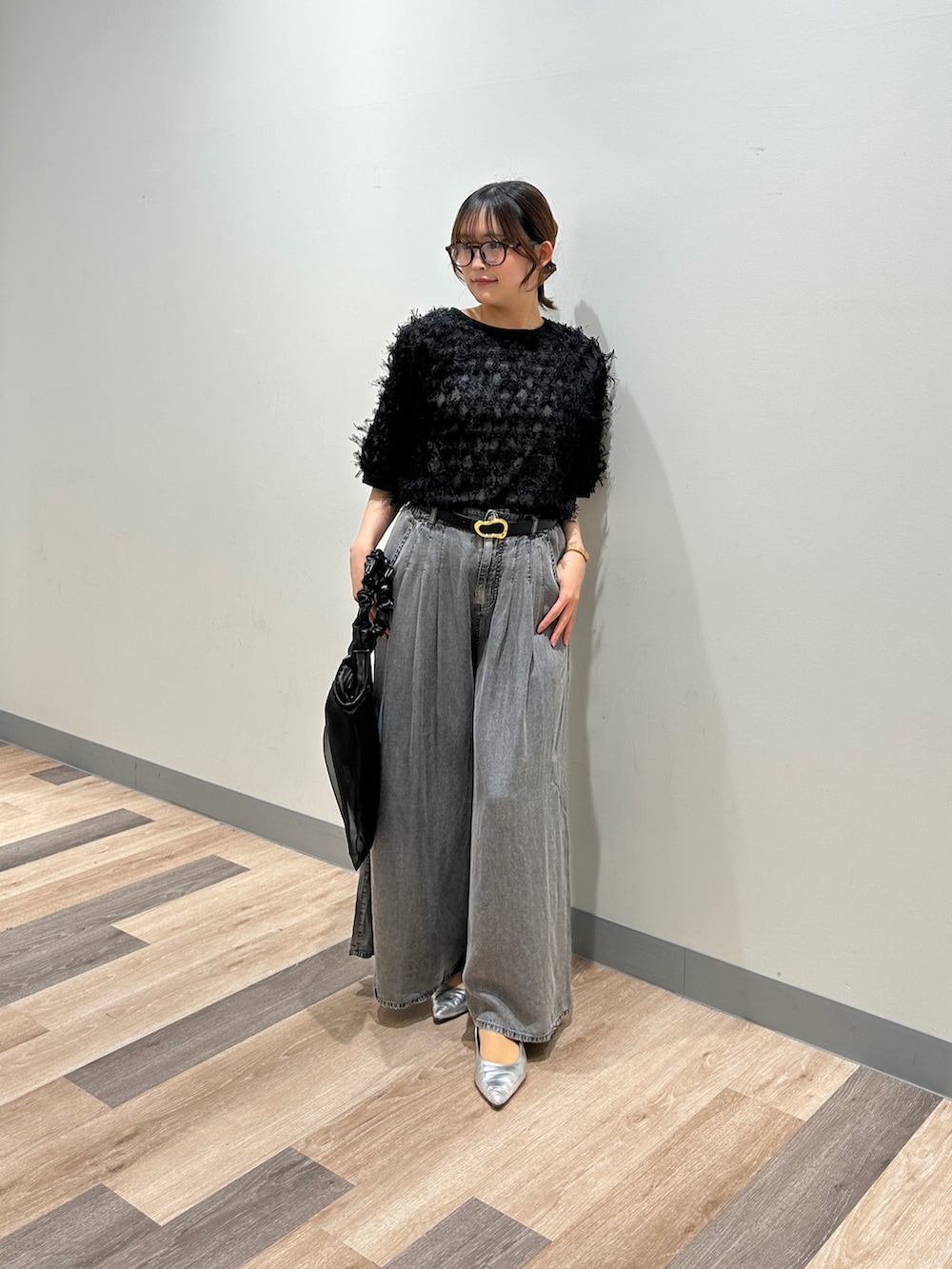 「cheztoi、シェトワ、ブラウス、ブラウス×パンツ、ブラウスコーデ、フリンジブラウス、シアーブラウス、メガネ女子」｜「Chez toiのシアーフリンジブラウス（シャツ/ブラウス、ブラック系）」を使った、momoさん（骨格ウェーブ・レディース・159cm）の春コーディネートの5枚目の写真
