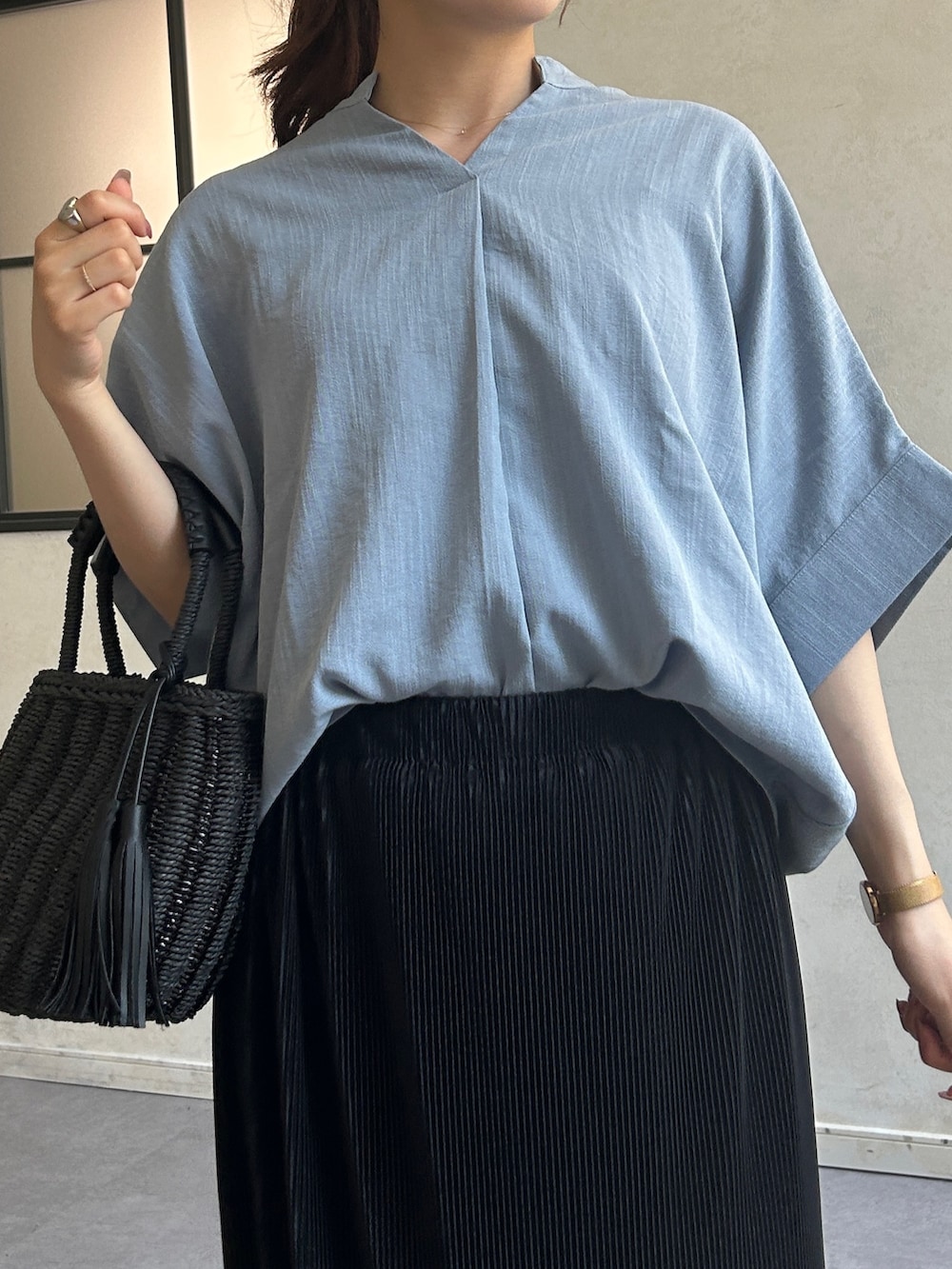 「サンダル、夏コーデ、韓国ファッション、ロングスカート、きれいめカジュアル、シャツスタイル、きれいめコーデ、レディースファッション、黒、デイリーカジュアル、150cm台コーデ、大人カジュアルコーデ、通勤スタイル」｜「Chez toiのリネンタッチ袖ターンバックブラウス（シャツ/ブラウス、ブルー系）」を使った、momoさん（骨格ナチュラル・レディース・159cm）の夏コーディネートの4枚目の写真