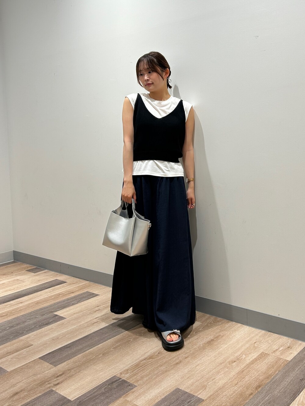 「夏コーデ、白Tシャツ、韓国ファッション、今日のメイク、厚底サンダル、きれいめカジュアル、デニム、サンダル、お出かけコーデ、夏服コーデ、シンプルスタイル、おでかけコーデ、オトナカワイイ、夏ファッション、150cm台コーデ」｜「Chez toiのカット×ニットビスチェ（Tシャツ/カットソー、ブラック系）」を使った、momoさん（骨格ナチュラル・レディース・159cm）の夏コーディネートの2枚目の写真