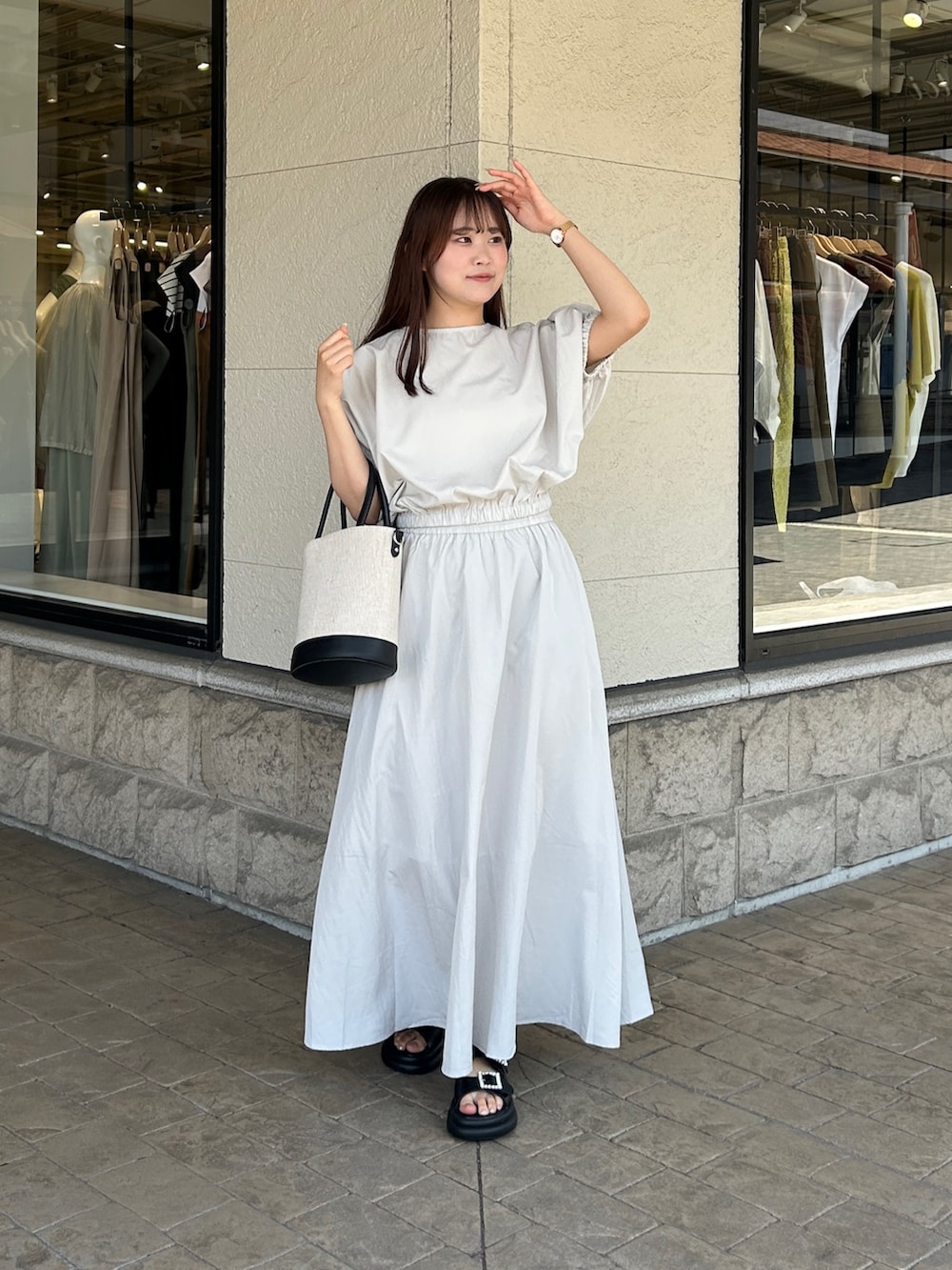 「ボリュームブラウス、フレアスカート、セットアイテム、セットアップ、着回し、着回しコーデ、着回し抜群、垢抜けコーデ、大人可愛い、キレイめ可愛い、159cmコーデ」｜「Chez toiの綿麻バケツショルダー（トートバッグ、ブラック系）」を使った、momoさん（骨格ウェーブ・レディース・159cm）の夏コーディネートの3枚目の写真