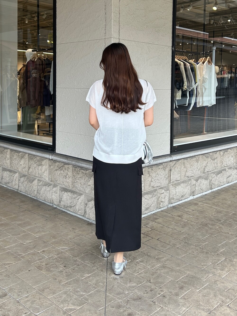 「cheztoi、シェトワ、ロゴニット、シアーニット、ナロースカート、ベルト付きスカート、大人カジュアル、綺麗めカジュアル、モノトーンコーデ」｜「Chez toiのロゴシアーニットプルオーバー（ニット/セーター、ホワイト系）」を使った、momoさん（骨格ウェーブ・レディース・159cm）の春コーディネートの3枚目の写真