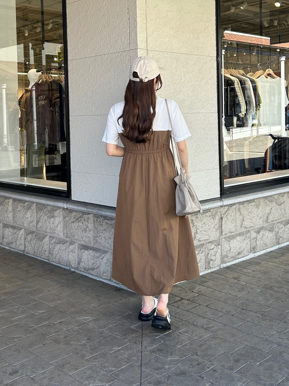 「cheztoi、シェトワ、ワンピース、サンダル、ビジューサンダル、ブラウンコーデ、ベージュコーデ、キャップ女子、キャップ、厚底サンダル、ビスチェ風、ビスチェワンピース、ドッキングワンピ、カジュアルコーデ、カジュアルガーリー」｜「Chez toiのビスチェ見えドッキングワンピース（ワンピース、ブラウン系）」を使った、momoさん（骨格ウェーブ・レディース・159cm）の春コーディネートの5枚目の写真