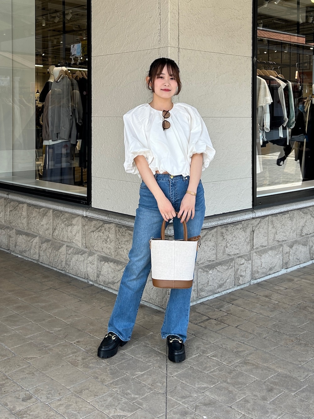 「cheztoi、シェトワ、バルーンシルエット、バルーンブラウス、ブラウス、ブラウス×デニム、デニムコーデ、サングラス、春夏コーデ、きれいめカジュアル、デニム、モノトーン、ローファー、フレアデニム」｜「Chez toiのショートギャザーバルーンブラウス（シャツ/ブラウス、ホワイト系）」を使った、momoさん（骨格ウェーブ・レディース・159cm）の春コーディネートの3枚目の写真