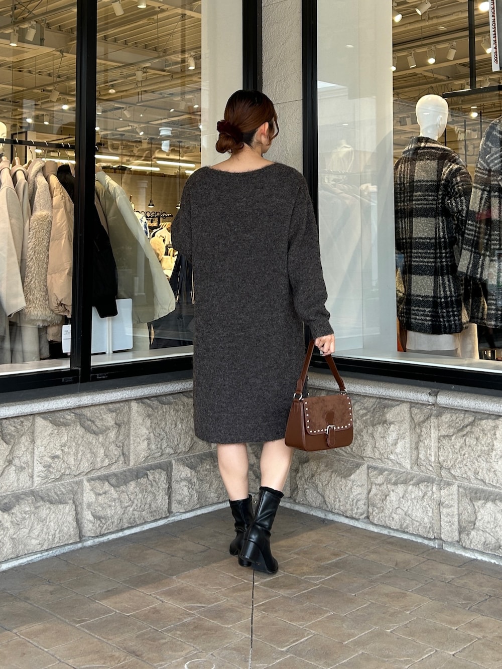 ブラウン系のチュニック、ブラック系のブーツを着用したレディースの冬コーディネートの3枚目の写真