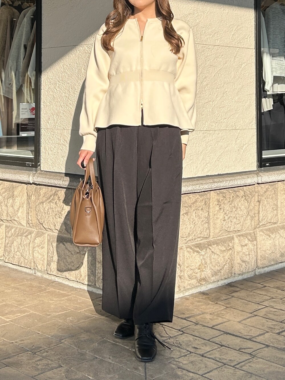 ブラック系のブーツ、ブラウン系のショルダーバッグ、ブラック系のその他パンツを着用したレディースの冬コーディネートの5枚目の写真