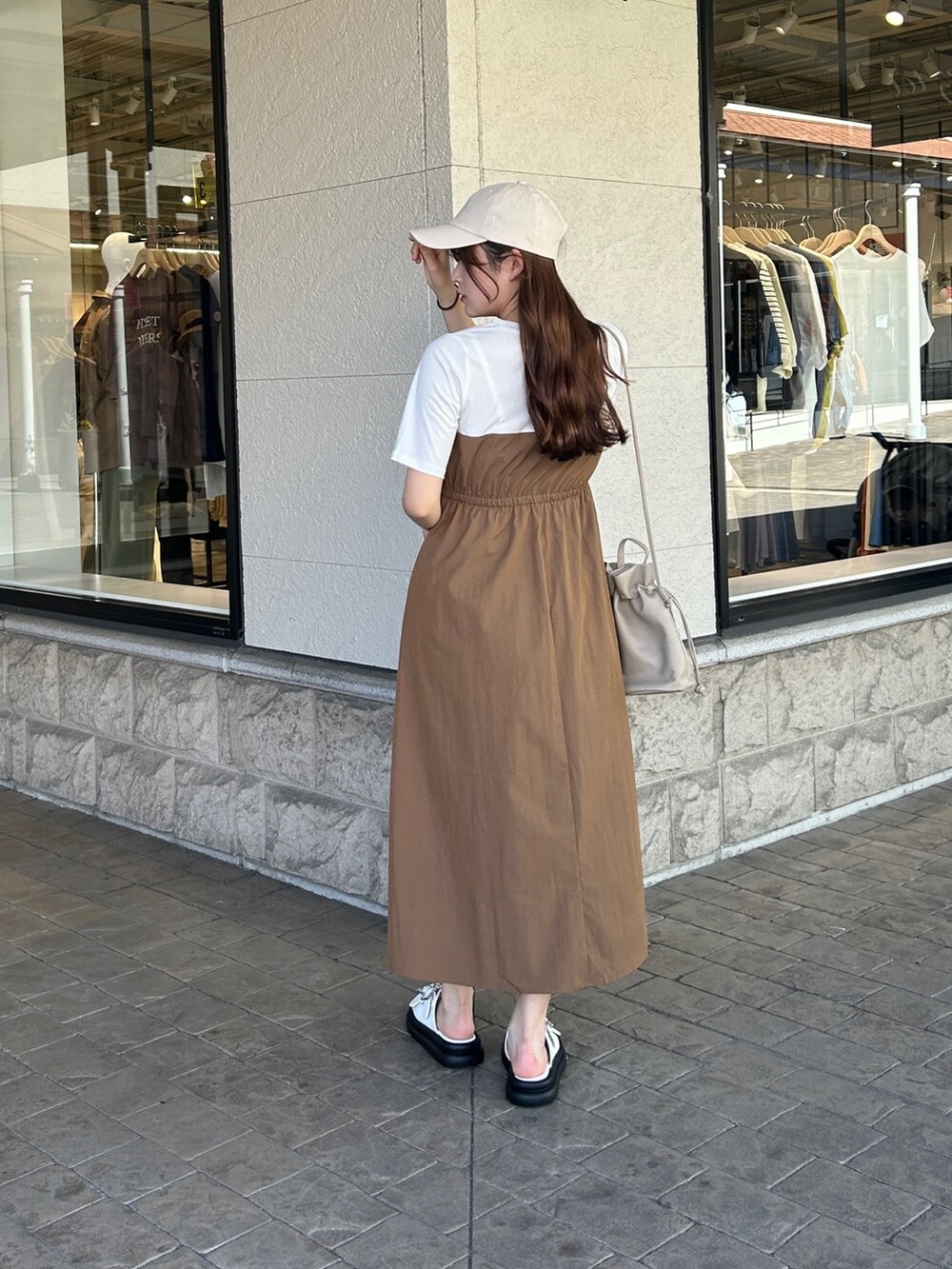「cheztoi、シェトワ、ワンピース、サンダル、ビジューサンダル、ブラウンコーデ、ベージュコーデ、キャップ女子、キャップ、厚底サンダル、ビスチェ風、ビスチェワンピース、ドッキングワンピ、カジュアルコーデ、カジュアルガーリー」｜「Chez toiのビスチェ見えドッキングワンピース（ワンピース、ブラウン系）」を使った、momoさん（骨格ウェーブ・レディース・159cm）の春コーディネートの2枚目の写真