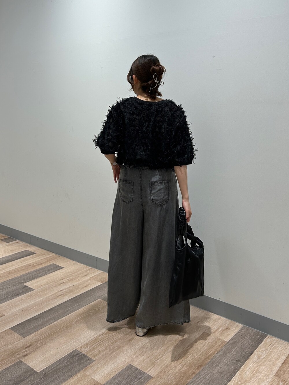 「cheztoi、シェトワ、ブラウス、ブラウス×パンツ、ブラウスコーデ、フリンジブラウス、シアーブラウス、メガネ女子」｜「Chez toiのシアーフリンジブラウス（シャツ/ブラウス、ブラック系）」を使った、momoさん（骨格ウェーブ・レディース・159cm）の春コーディネートの2枚目の写真
