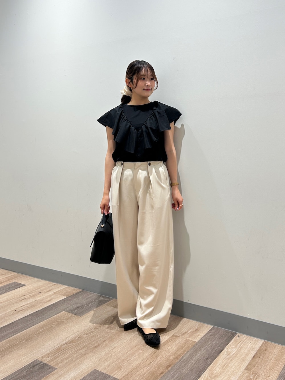 「夏ルックで気分アップ、シンプルコーデ、夏コーデ、韓国ファッション、ブラックコーデ、ノースリーブ、サンダル、パンツコーデ、大人かわいい、トップス、夏服コーデ、フェミニンコーデ、モノトーンコーデ、ガーリーコーデ、今日のコーデ」｜「Chez toiのフリルカットプルオーバー（Tシャツ/カットソー、ブラック系）」を使った、momoさん（骨格ナチュラル・レディース・159cm）の夏コーディネートの4枚目の写真