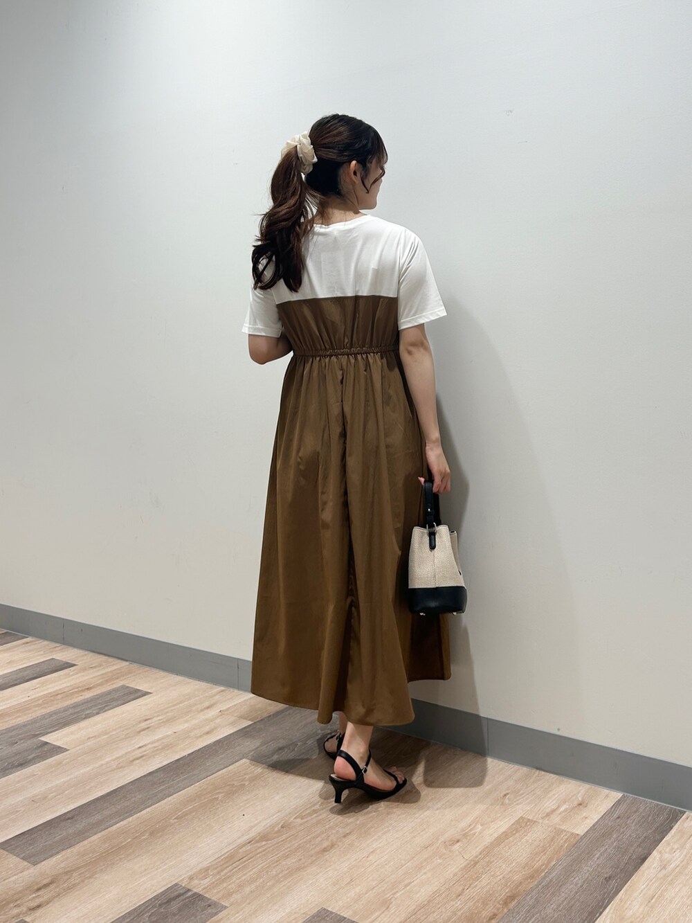 「夏ルックで気分アップ、テーマパークコーデ、シンプルコーデ、きれいめカジュアル、夏コーデ、韓国ファッション、サンダル、お出かけコーデ、ビスチェ、今日のコーデ、ラクチンコーデ、休日スタイル、大人コーデ、オトナ女子、ワンピース」｜「Chez toiのビスチェ見えドッキングワンピース（ワンピース、ブラウン系）」を使った、momoさん（骨格ナチュラル・レディース・159cm）の夏コーディネートの3枚目の写真