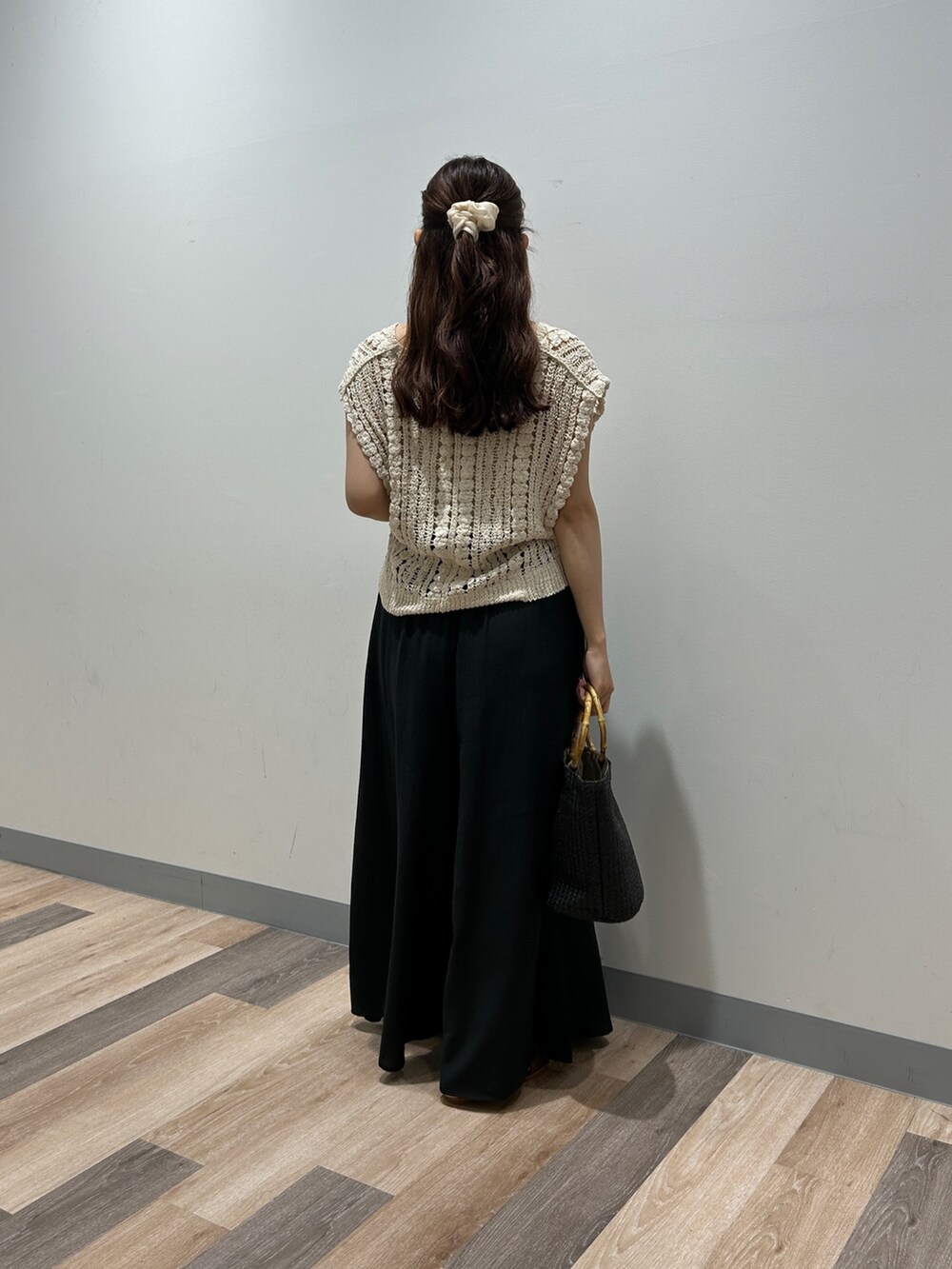 「かぎ針ニット、ニットベスト、フレアパンツ、大人カジュアル、大人きれいめコーデ、サンダル、夏服コーデ、シンプルカジュアル、キレイめカジュアル、オトナカワイイ、パンツコーデ」｜「Chez toiのかぎ針ニット（その他トップス、ホワイト系）」を使った、momoさん（骨格ウェーブ・レディース・159cm）の夏コーディネートの2枚目の写真