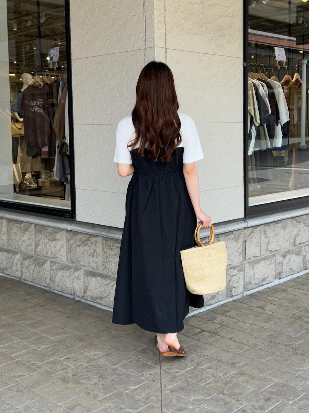 「ワンピース、ワンピースコーデ、ビスチェ風、ビスチェワンピース、大人可愛い、大人可愛いコーデ、綺麗めコーデ、サンダル、ドッキングワンピース」｜「Chez toiのビスチェ見えドッキングワンピース（ワンピース、ブラック系）」を使った、momoさん（骨格ウェーブ・レディース・159cm）の春コーディネートの3枚目の写真