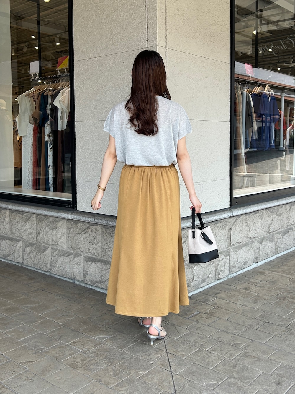 「ロゴT、アウトドアスタイル、今日のメイク、夏ルックで気分アップ、お出かけコーデ、休日スタイル、カラーコーデ、きれいめカジュアル、夏コーデ、韓国ファッション、シアートップス、大人ファッション、オトナカワイイ、シンプルカジュアル、スカートコーデ」｜「Chez toiのロゴシアーニットプルオーバー（ニット/セーター、グレー系）」を使った、momoさん（レディース・159cm）の夏コーディネートの3枚目の写真