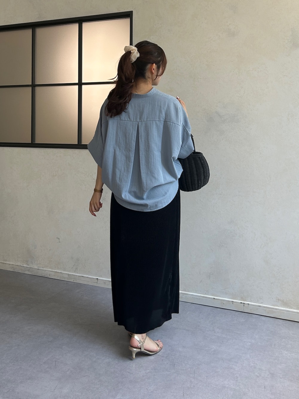 「サンダル、夏コーデ、韓国ファッション、ロングスカート、きれいめカジュアル、シャツスタイル、きれいめコーデ、レディースファッション、黒、デイリーカジュアル、150cm台コーデ、大人カジュアルコーデ、通勤スタイル」｜「Chez toiのリネンタッチ袖ターンバックブラウス（シャツ/ブラウス、ブルー系）」を使った、momoさん（骨格ナチュラル・レディース・159cm）の夏コーディネートの2枚目の写真